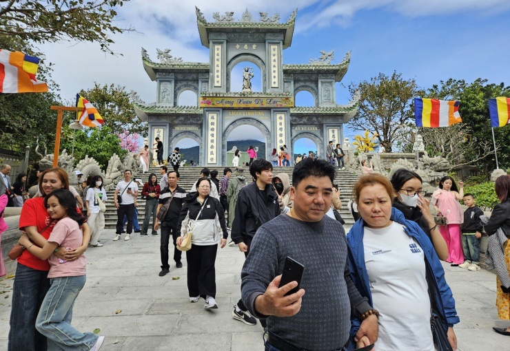 Chùa Linh Ứng Bãi Bụt là một trong ba ngôi chùa mang tên Linh Ứng tại Đà Nẵng, tọa lạc trên bán đảo Sơn Trà. Hai ngôi chùa Linh Ứng còn lại được xây dựng tại danh thắng Ngũ Hành Sơn và trên đỉnh Bà Nà – Núi Chúa. Ảnh: TẤN VIỆT