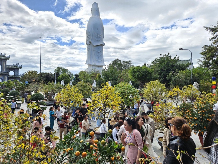 Chùa Linh Ứng Bãi Bụt sở hữu vị trí đắc địa, kiến trúc đặc sắc cộng với vẻ đẹp của non nước hữu tình khiến bất kỳ du khách nào cũng xiêu lòng mỗi khi ghé thăm. Ảnh: TẤN VIỆT