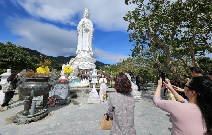 Tương truyền, vào thời vua Minh Mạng dưới thế kỷ 19, một pho tượng Phật bất ngờ trôi dạt tới bãi cát dưới chân núi Sơn Trà. Người dân cho đây là điềm lành nên đã cùng nhau lập am thờ tự. Cũng từ ngày này mà cả vùng luôn sóng yên biển lặng, người dân làng chài cũng thuận buồm xuôi gió, làm ăn yên ổn trong một thời gian dài. Từ sự tích này mà khu bãi cát được gọi tên Bãi Bụt – nghĩa là cõi Phật giữa chốn trần gian. Đây cũng là nơi xây dựng lên ngôi chùa Linh Ứng Bãi Bụt ngày nay. Ảnh: TẤN VIỆT