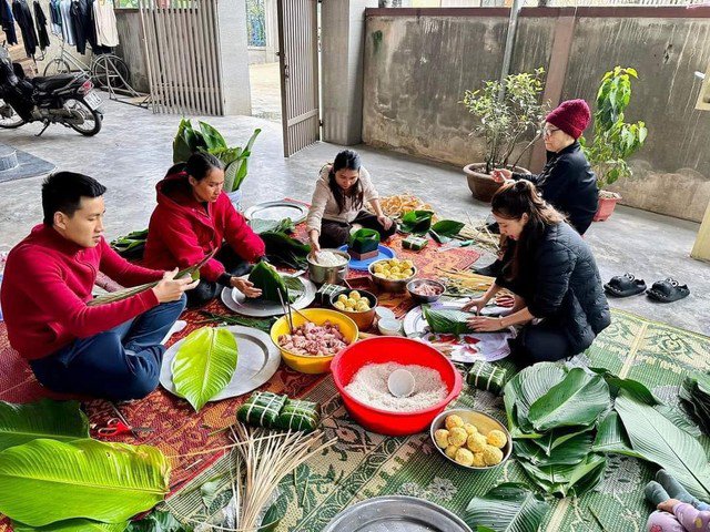 Gói bánh chưng ngày Tết là phong tục không thể thiếu của người dân Việt Nam. Ảnh minh họa: TL