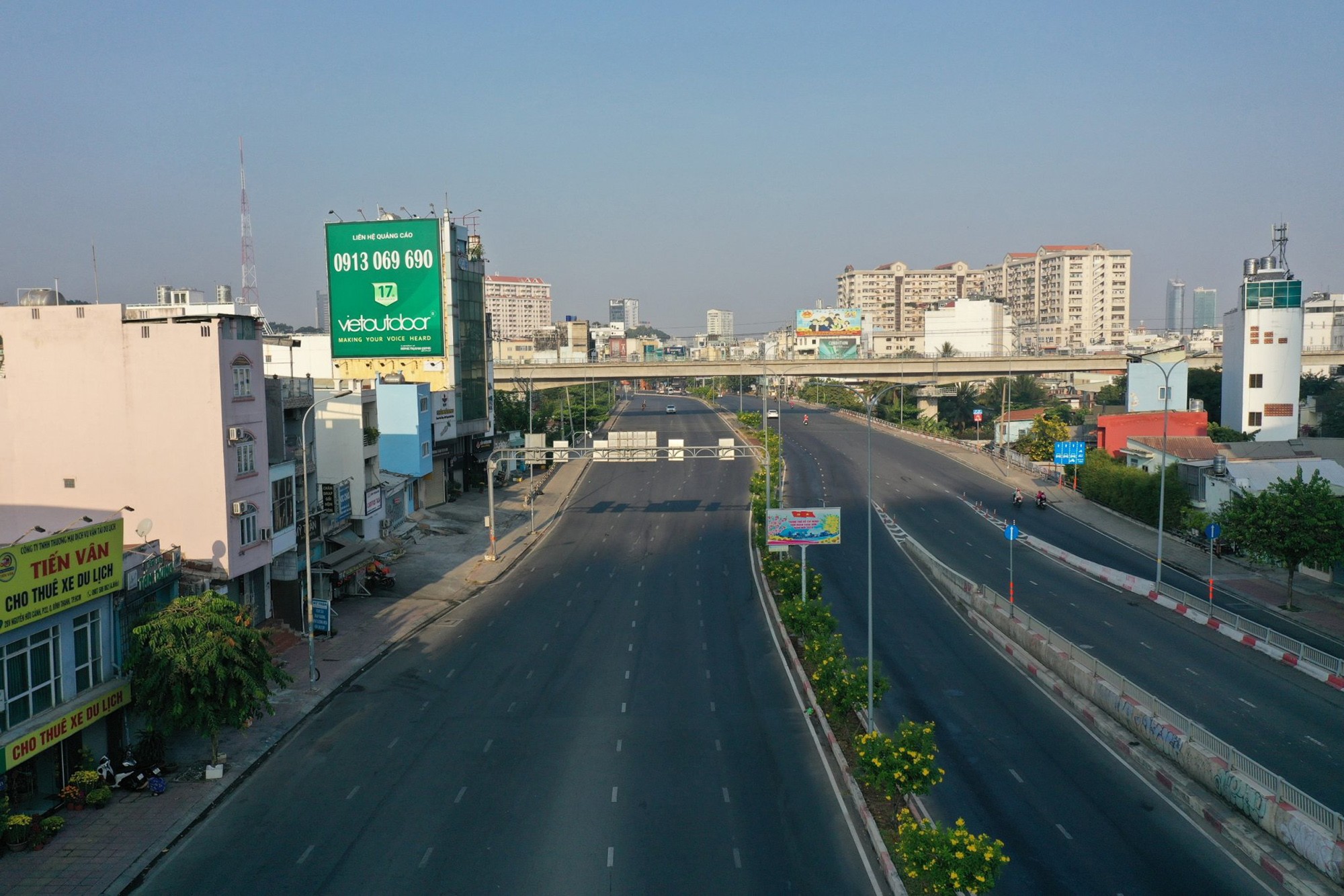 Khung cảnh hiếm thấy tại hai thành phố lớn nhất nước - 20