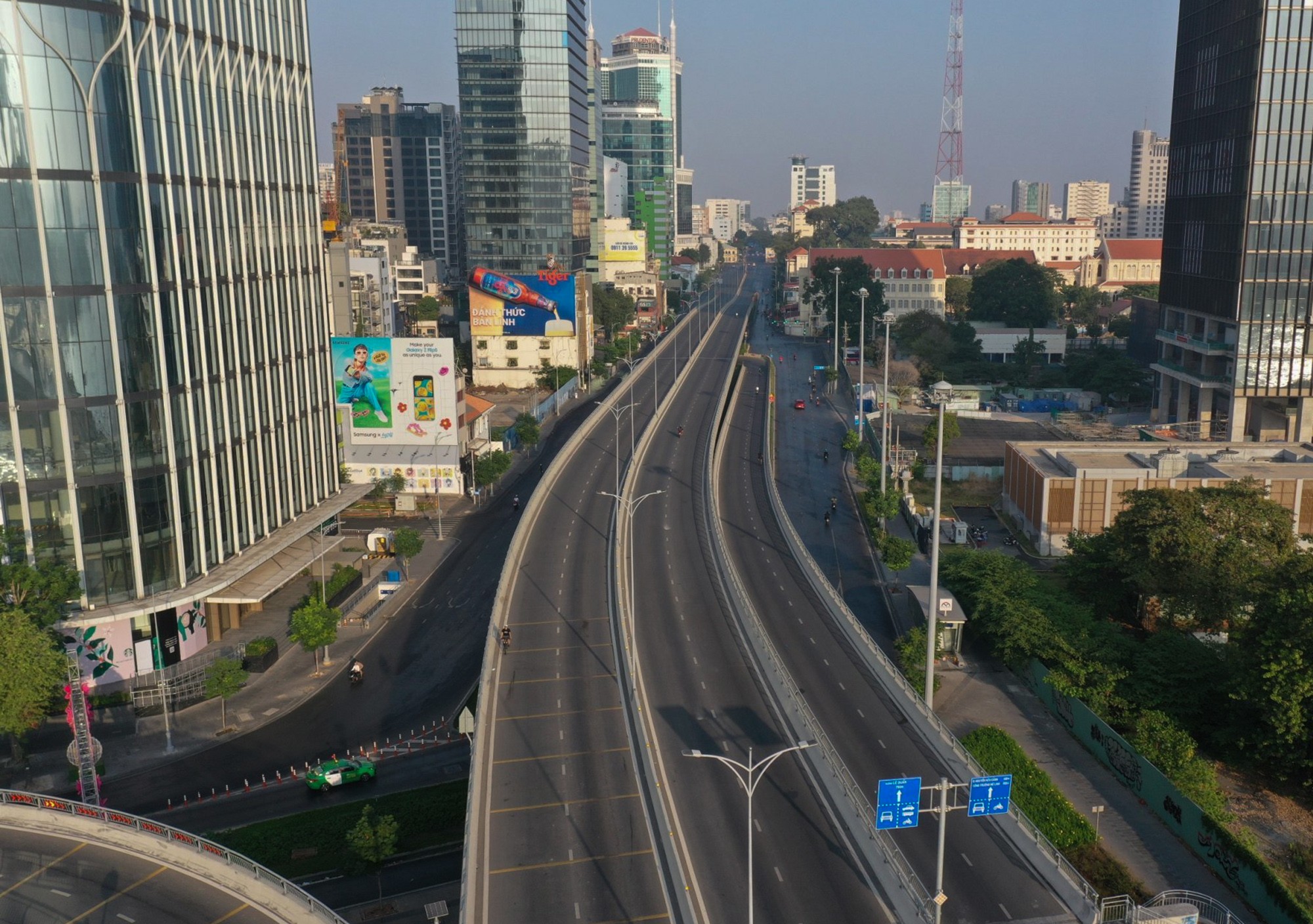 Cầu Ba Son cùng đường dẫn nối TP.Thủ Đức với quận 1 thông thoáng, ít xe cộ qua lại vào sáng đầu năm.