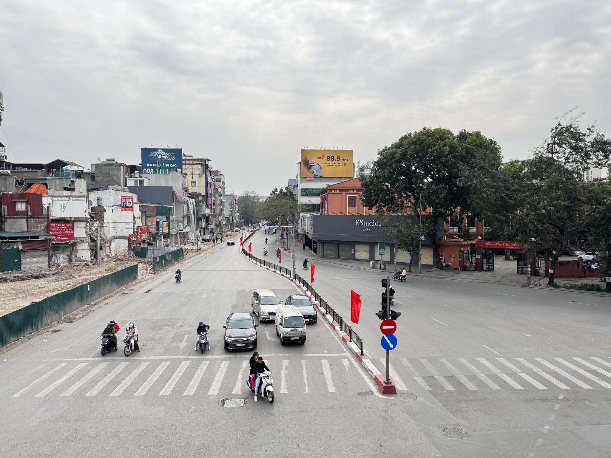 Trái ngược với hình ảnh ùn tắc thường ngày, khu vực ngã tư Chùa Bộc - Tây Sơn vắng vẻ trong sáng mùng 1 Tết.