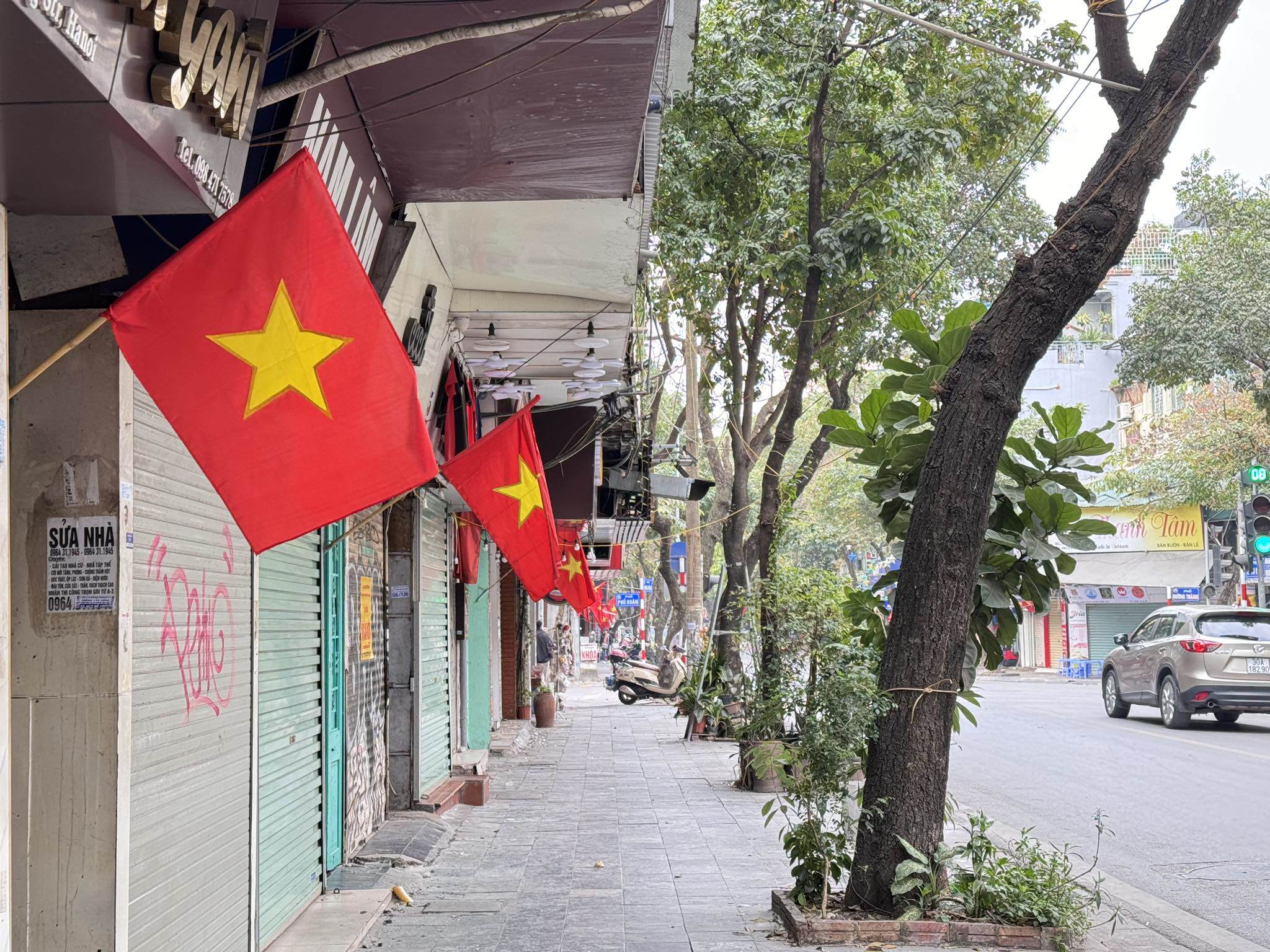 Hàng quán đóng cửa, vỉa hè trên phố Hàng Bông tĩnh lặng.