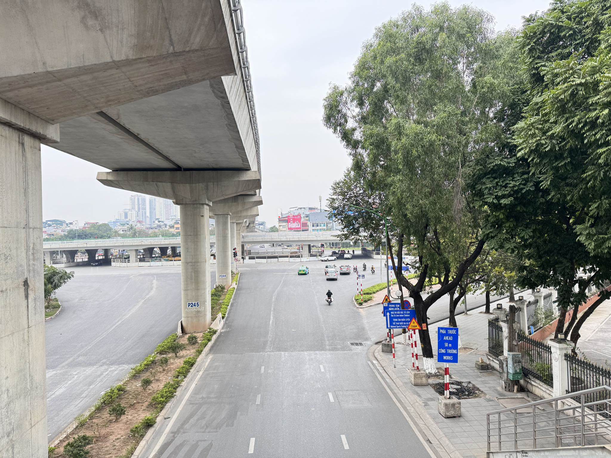 Ngã tư Xuân Thuỷ giao Hồ Tùng Mậu vốn luôn là "điểm nóng" giao thông, nay lại vắng vẻ, "yên bình" đến lạ vào buổi sáng đầu năm.