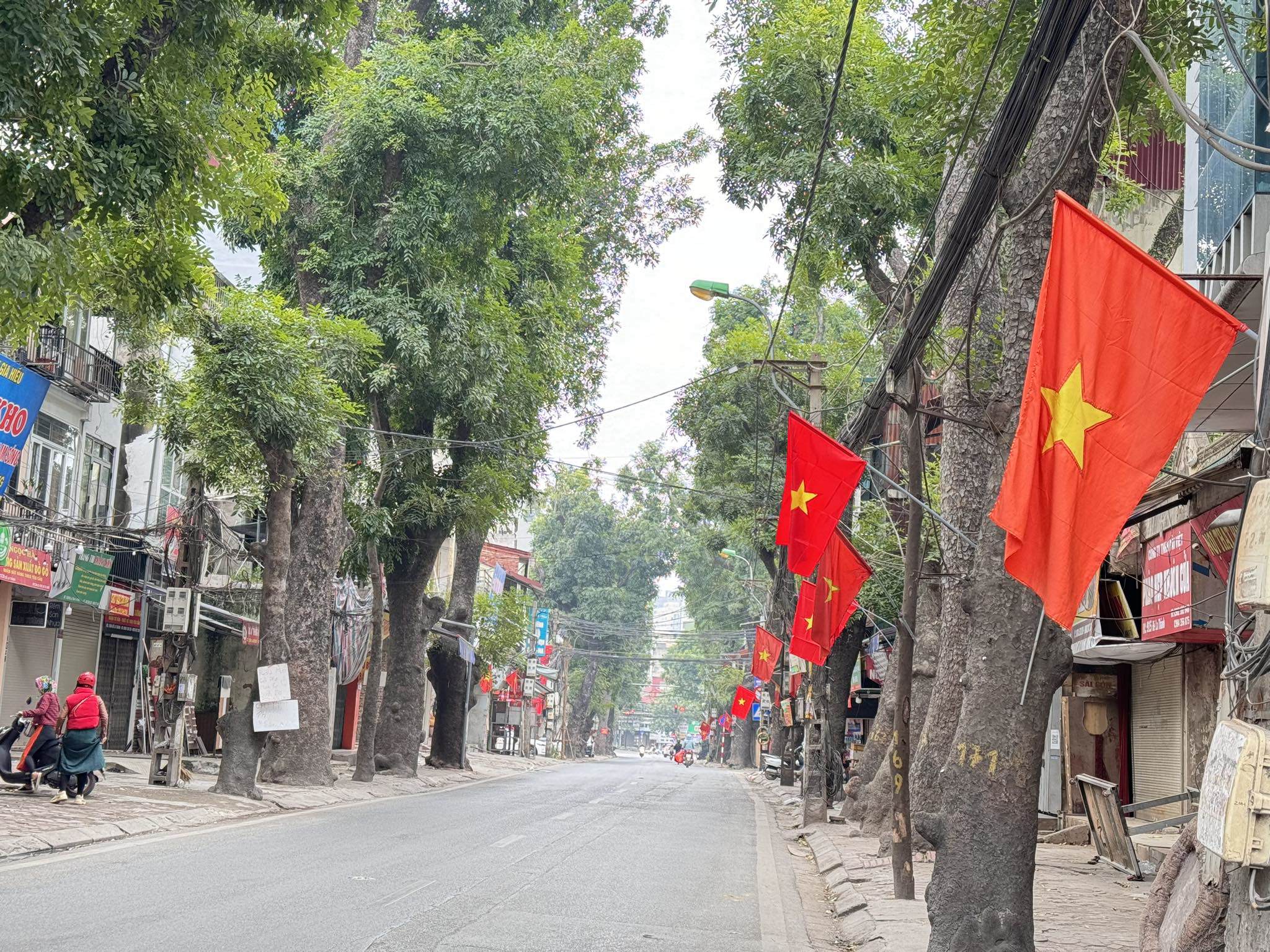 Đường Xuân Thuỷ, Cầu Giấy, La Thành không còn cảnh ùn tắc hay chen chúc, thay vào đó là hình ảnh vắng vẻ, chỉ có một vài phương tiện qua lại.