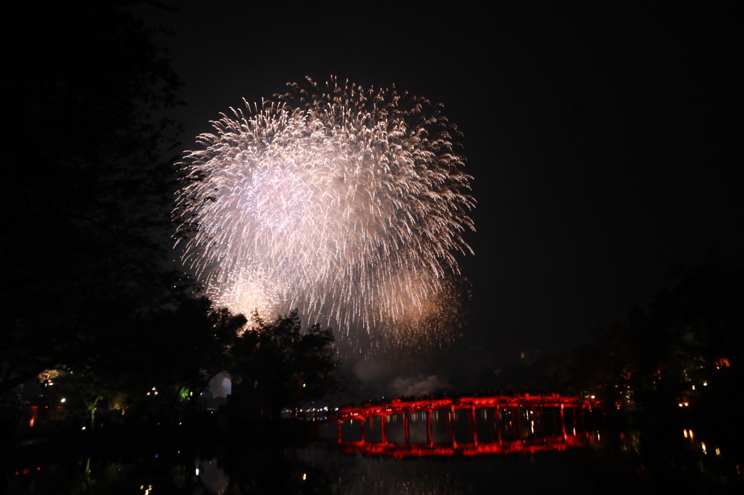 Pháo hoa rực sáng, lung linh trên bầu trời, chào năm mới Giáp Thìn 2024 - 4