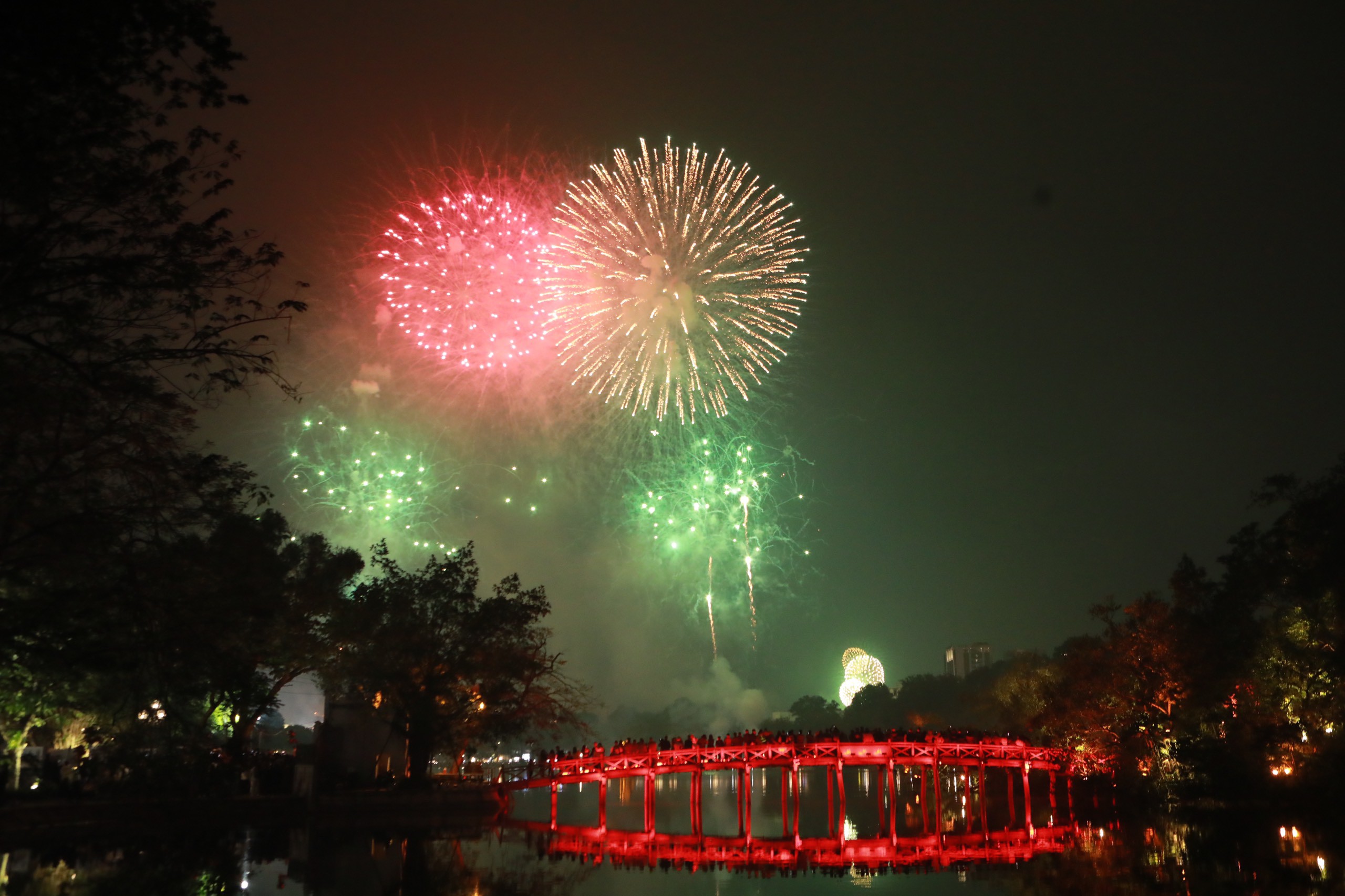 Pháo hoa rực sáng, lung linh trên bầu trời, chào năm mới Giáp Thìn 2024 - 2