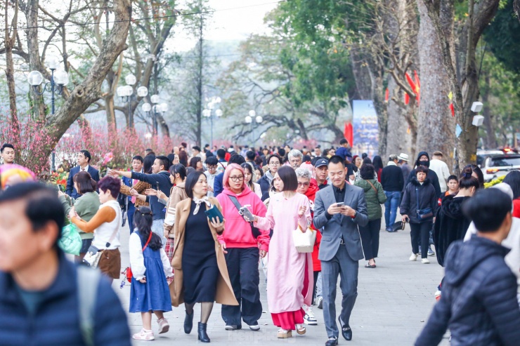 Tấp nập du xuân, tận hưởng không khí Tết.