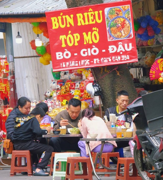 Chẳng cần phải địa chỉ quen thuộc, hay những quán ăn nổi tiếng, chỉ cần thấy biển hiệu bún riêu, bún ốc, hay bánh đa cua hay ốc nóng treo ở góc phố là đã thấy tấp nập người ăn.