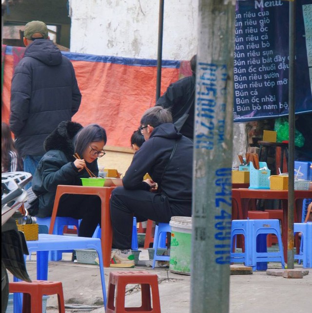 Ai ai cũng thèm vị chua cay đậm đà trong bát bún cùng với vị thanh mát của rau sống cũng làm cân bằng khẩu vị sau những món ăn "quen đến ngán" đặc trưng mùa Tết. Bởi vậy mà trên các con phố cổ, không khí người bán kẻ ăn đã tấp nập khi khách nhộn nhịp ra vào và giá cũng đắt hơn ngày thường.