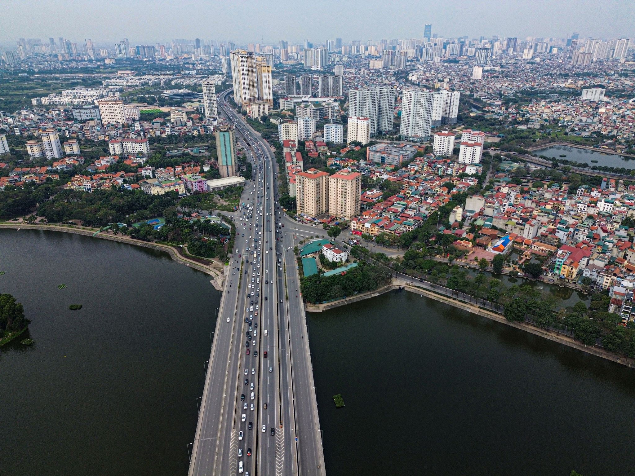 Đường Vành đai 3 trên cao nhiều phương tiện đi lại.