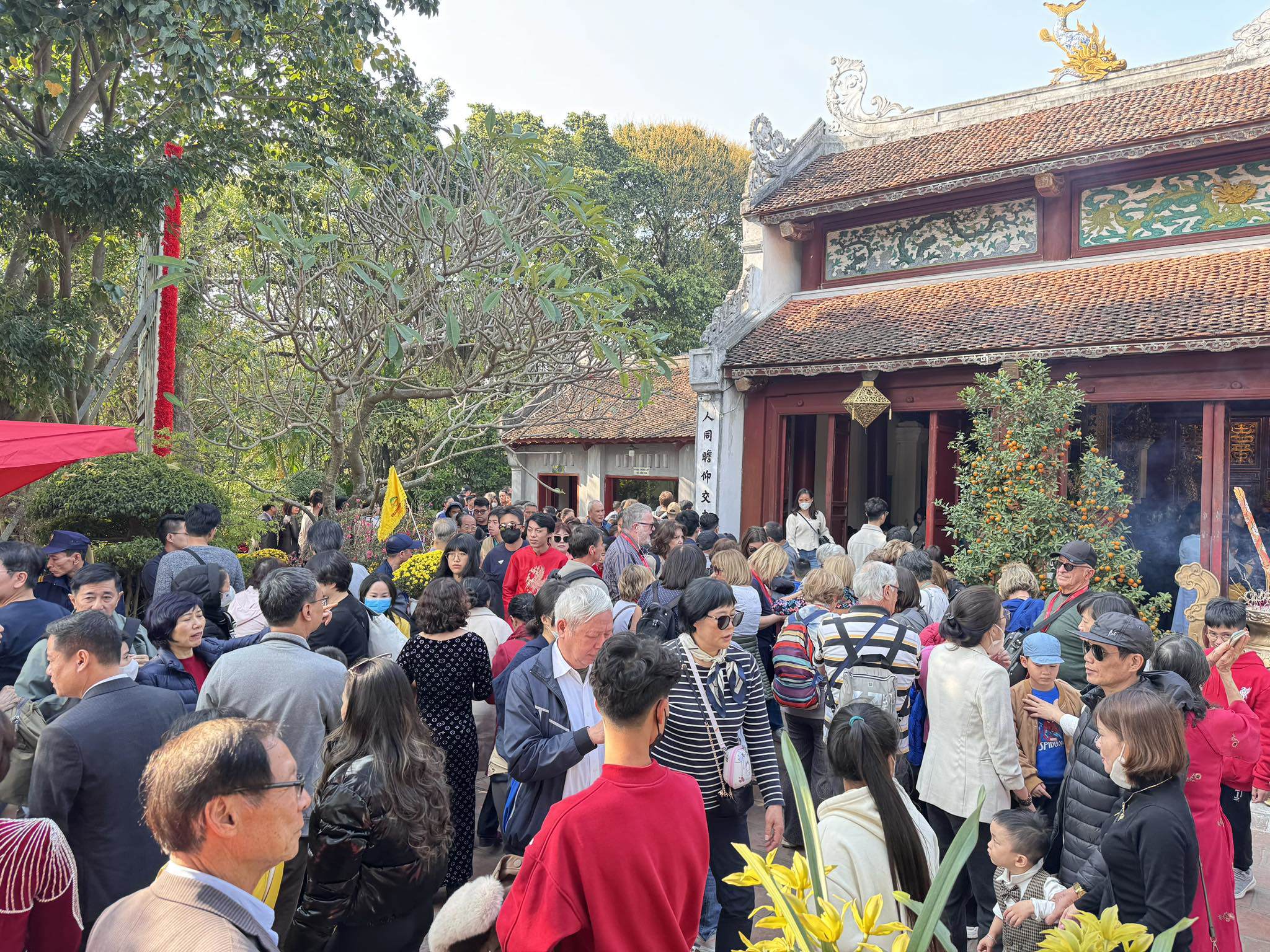 Việc di chuyển trở nên vô cùng khó khăn, hàng đoàn người phải xếp hàng, nhích từng chút một chờ đến lượt làm lễ.