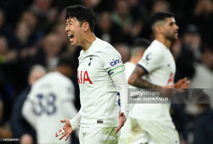 Son Heung Min góp công vào bàn thắng mang về 3 điểm cho Tottenham