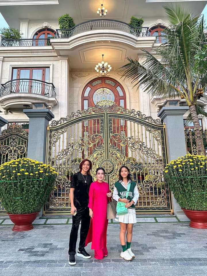 Vợ chồng Việt Hương đón Tết trong biệt thự 240 tỷ đồng - 7