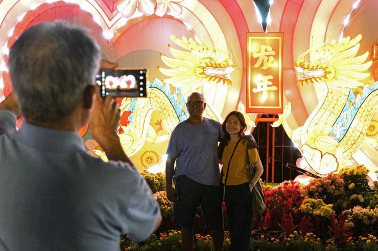 Du khách tạo dáng chụp ảnh trước những chiếc đèn lồng trang trí tại Gardens by the Bay.