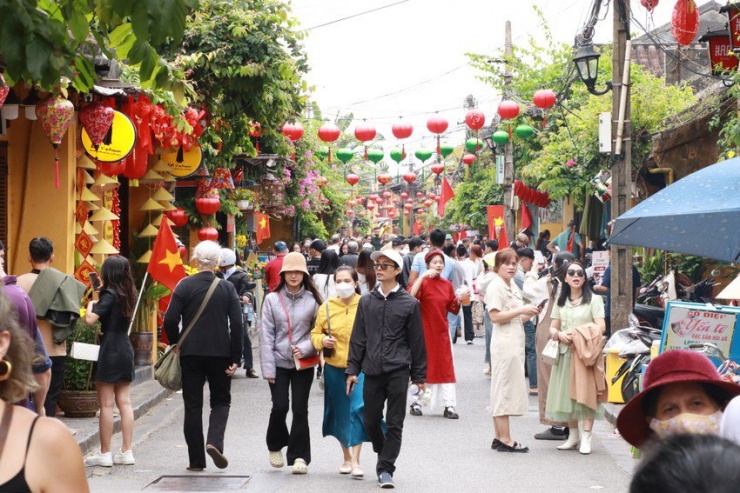 Từ sáng mùng 2 tết, các tuyến đường chính của Hội An như Bạch Đằng, Lê Lợi, Hoàng Văn Thụ, Trần Phú… đã đông nghịt người dân và du khách.