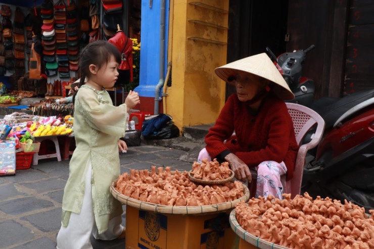 Đồ lưu niệm được bày bán trên các tuyến đường