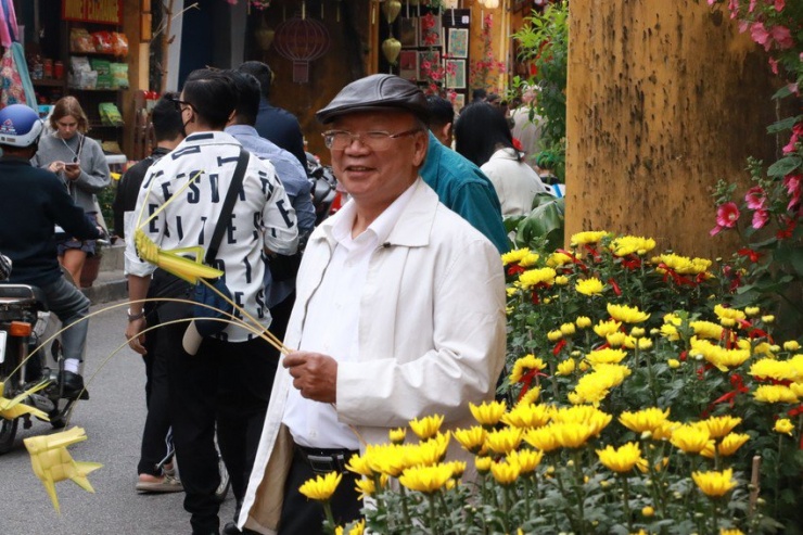 Trong lúc chờ người thân đang chụp hình lưu niệm, TS. Nguyễn Bá Ân, hiện đang công tác tại Văn phòng Chính phủ (Hà Nội) chia sẻ với PLO, ông và gia đình vừa từ Hà Nội vào Hội An để du xuân.