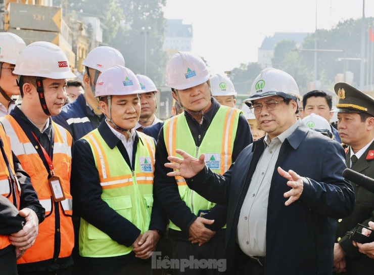 Thủ tướng thăm, chúc Tết cán bộ, công nhân viên, người lao động đang làm việc xuyên Tết tại Nhà ga S12 dự án Đường sắt đô thị Nhổn - ga Hà Nội.