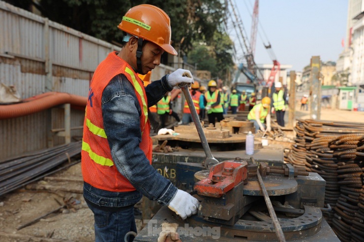 Trước đó, trong ngày 28 tháng Chạp, các kỹ sư, công nhân lao động đã hạ đặt thành công hai lồng thép và đổ bê tông cho kết cấu tường vây ga ngầm S12 là dấu mốc quan trọng trong tiến độ tổng thể dự án metro Nhổn - ga Hà Nội.