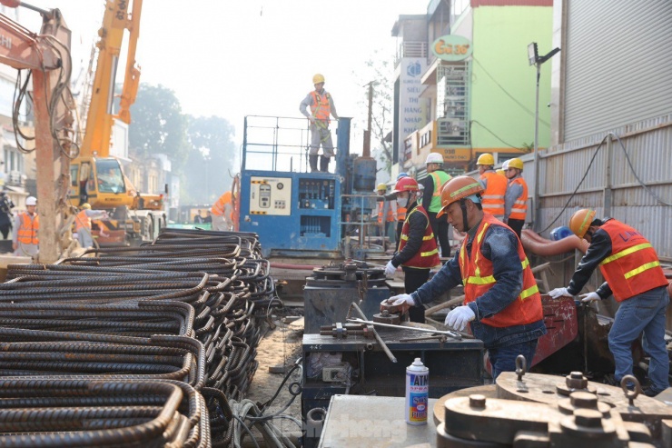 Hiện nay, Ban Quản lý dự án đang tiếp tục chỉ đạo tư vấn, nhà thầu đẩy nhanh các thủ tục để vận hành đoạn trên cao vào tháng 6/2024.