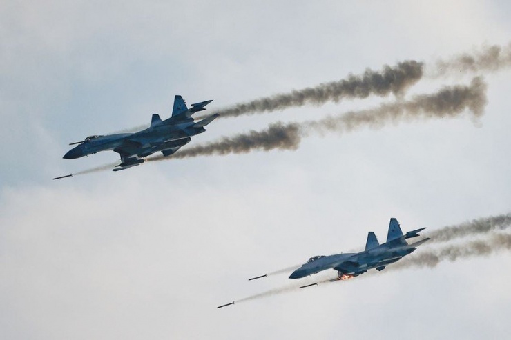 Máy bay chiến đấu phản lực Sukhoi Su-35 của Nga bắn tên lửa trong một cuộc thi đấu hồi năm 2021. Ảnh: REUTERS