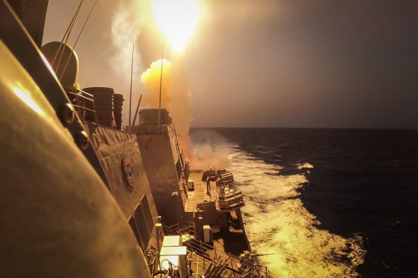 Khoảnh khắc tên lửa Mỹ được khai hoả từ tàu chiến trên biển nhắm vào mục tiêu ở Yemen. Ảnh: BQP Mỹ