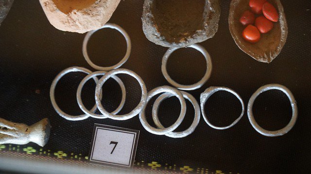 Bộ nhẫn cưới cổ của người Chu Ru đang được trưng bày tại Gia Lai