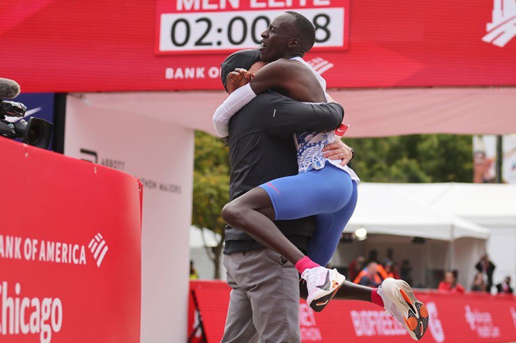 Kiptum ăn mừng&nbsp;sau thành tích phá kỷ lục thế giới ở Chicago Marathon 2023