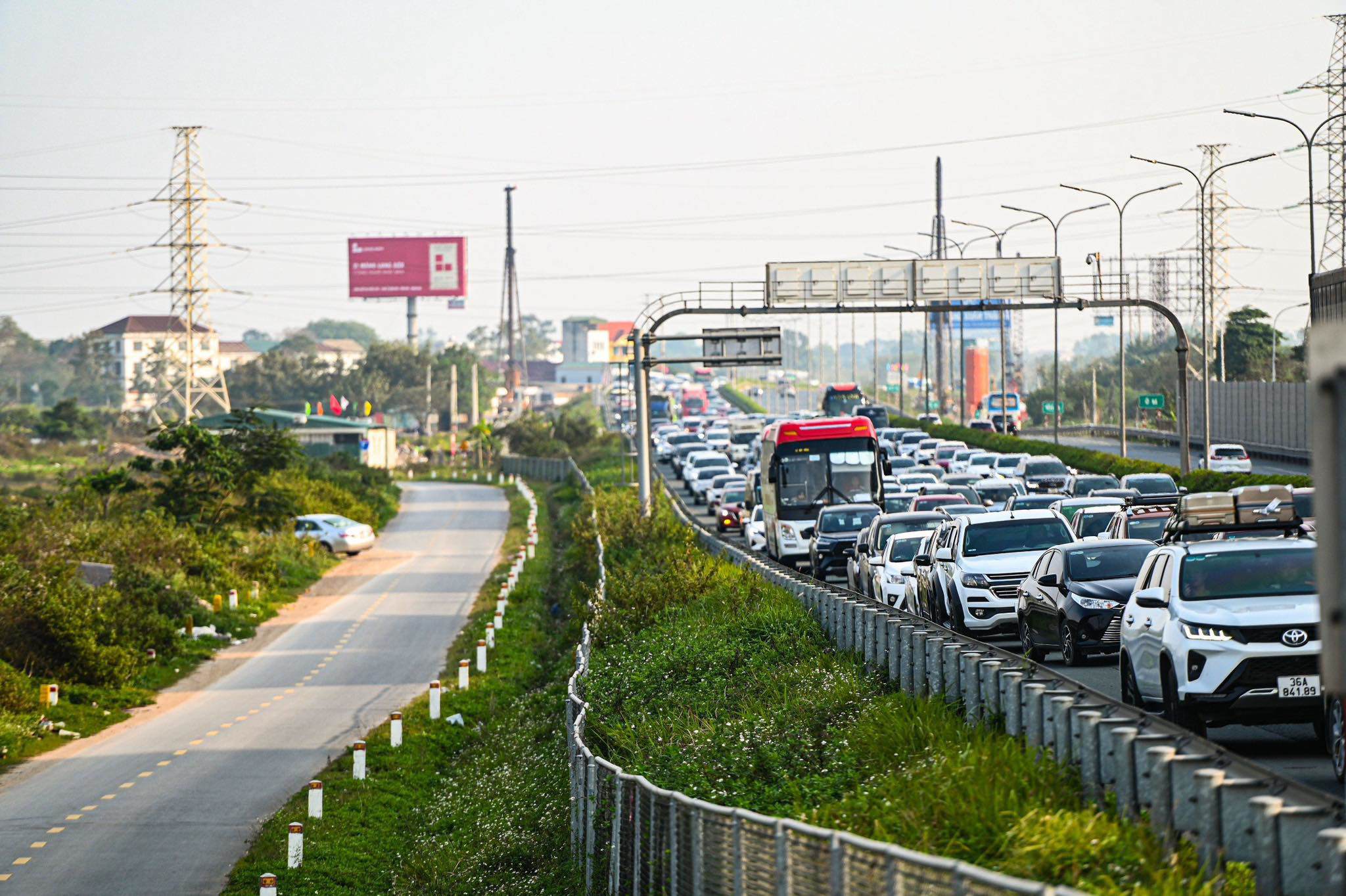 Theo ghi nhận của PV, khoảng 16h cùng ngày, tại cao tốc Pháp Vân – Cầu Giẽ,&nbsp;dòng phương tiện&nbsp;nối thành hàng kéo dài khoảng 4km,&nbsp;di chuyển theo hướng từ Thường Tín về Vành đai 3.