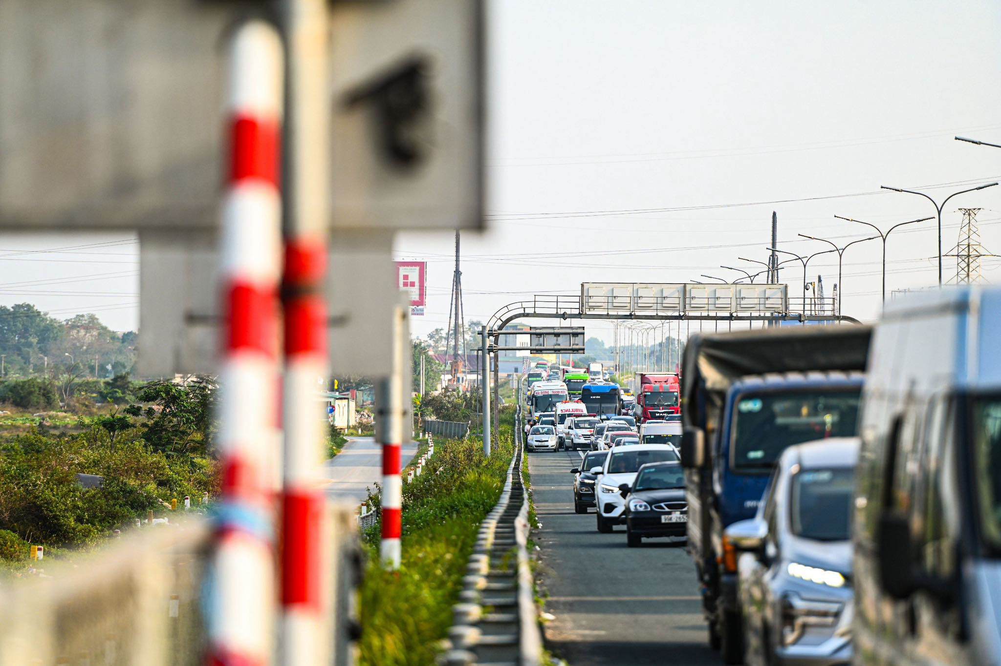 Một nữ tài xế cho biết, gia đình chị quay lại TP Hà Nội sớm để chơi Tết và một phần lo ngại tắc đường. “Cứ nghĩ đi sớm cho đỡ tắc, ai ngờ lại tắc không tưởng”, nữ tài xế nói.