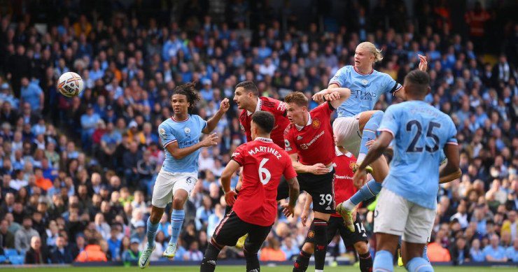 MU (áo đỏ) đang tích cực chuẩn bị cho derby Manchester