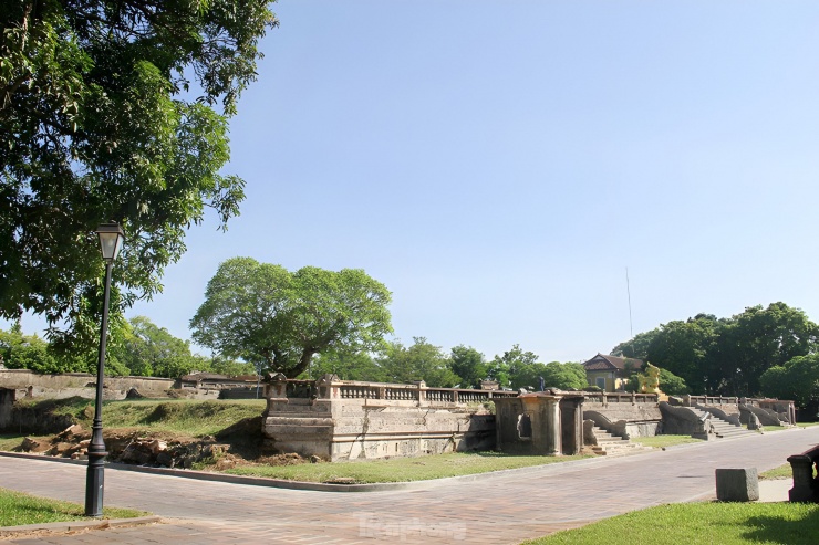 Năm 1947, do chiến tranh tàn phá, ngôi điện này đã bị phá hủy hoàn toàn, chỉ còn nền móng. Tình trạng tàn tích, hoang phế chỉ còn lại nền móng của điện Kiến Trung kéo dài hàng chục năm.