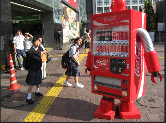 Robot bán Coca-cola đi bộ quanh ga Shibuya ở
thủ đô Tokyo. Nguồn ảnh: Flick/sanchome