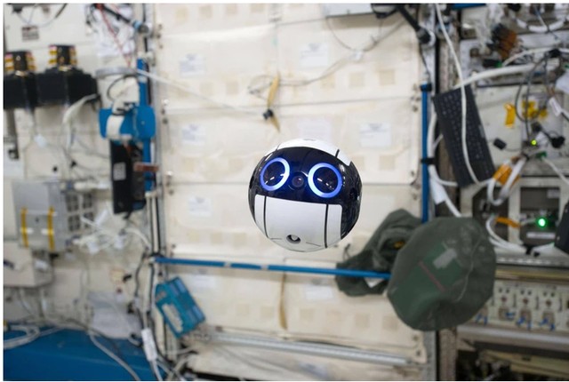 Thiết bị bay dễ thương này được thiết kế như
một máy ảnh tích hợp công nghệ trí tuệ nhân tạo (AI). Nó tự động
bay vòng vòng bên trong Trạm vũ trụ Quốc tế để chụp ảnh, quay phim
các phi hành gia trên đó. Ảnh: nemotes/imgur