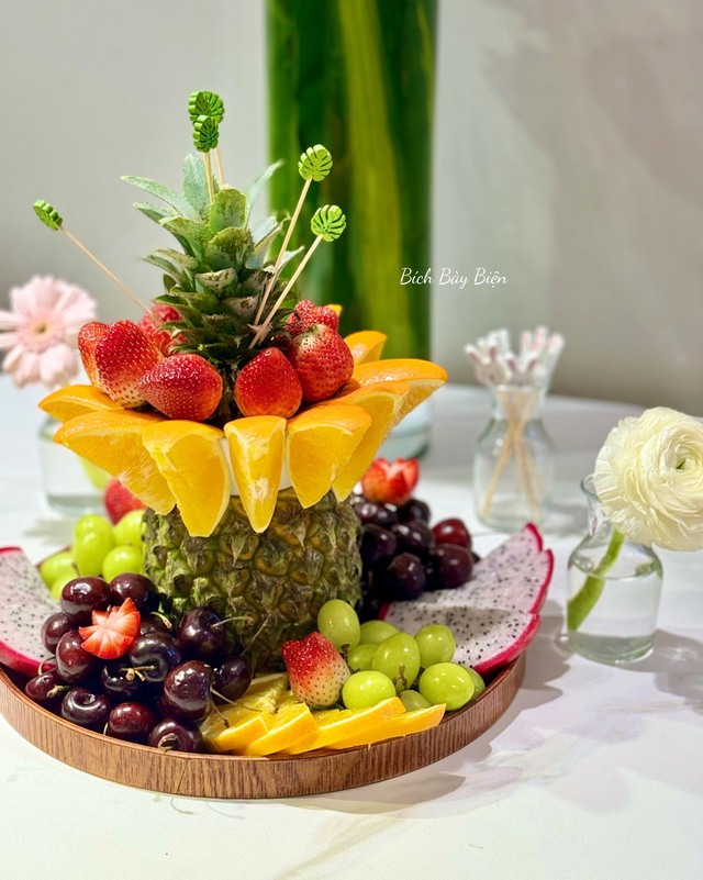 Khi bày thì luôn chọn các loại hoa quả to nhỏ khác nhau để xếp cho đĩa trái cây đầy đặn và hấp dẫn. (Ảnh: NVCC)