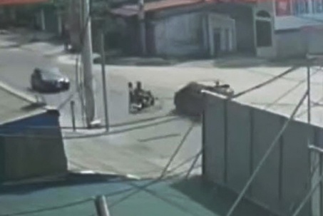 Clip: Xe máy đấu đầu ô tô cực mạnh, 2 người bị hất bay