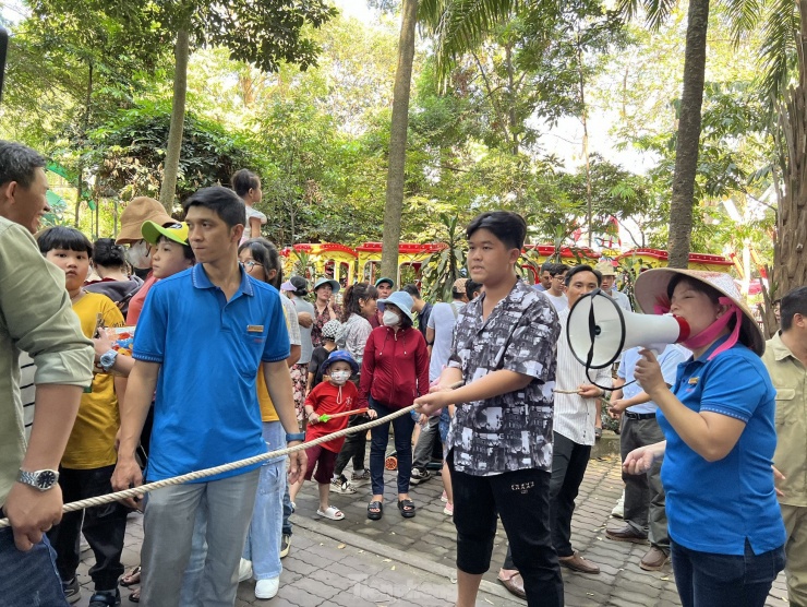 Tuy nhiên, 5 thanh niên lực lưỡng vẫn phải chào thua chú hổ. "Chú hổ rất mạnh, chúng tôi đã kéo hết sức nhưng không lại. Đây là một trải nghiệm rất thú vị với tôi khi đến Thảo Cầm Viên" - một du khách chia sẻ.