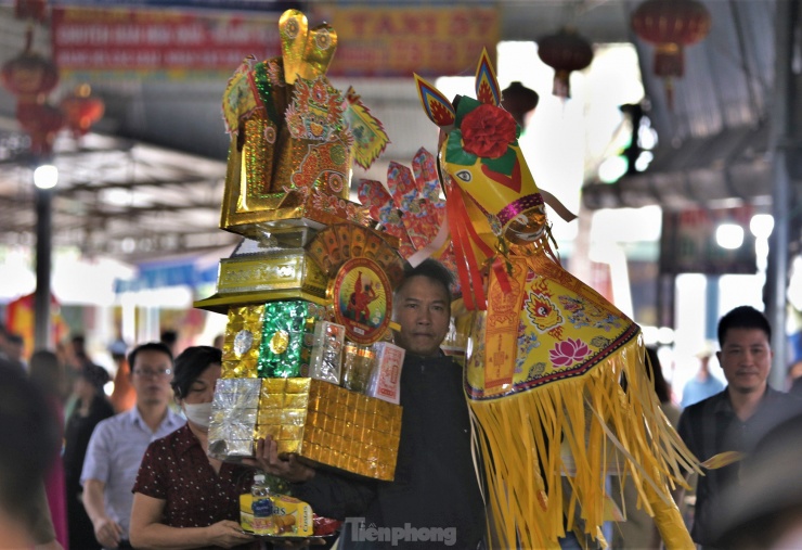 Tiền lẻ kín mâm lễ, hàng nghìn người đổ về đền Chợ Củi ngày đầu năm - 3