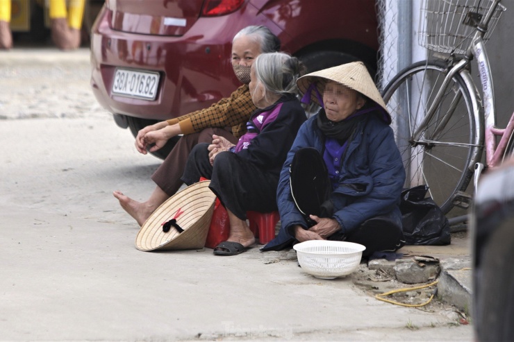 Tuy nhiên, dọc cổng vào đền vẫn còn tình trạng nhiều người lớn tuổi, ngồi la liệt ngả mũ, nón, chìa tay xin tiền của người đi lễ. Đơn vị quản lý cho biết đã phối hợp ngành chức năng xử lý tình trạng này song ở phía bên trong đền đã không còn, riêng lối vào vẫn tái diễn.