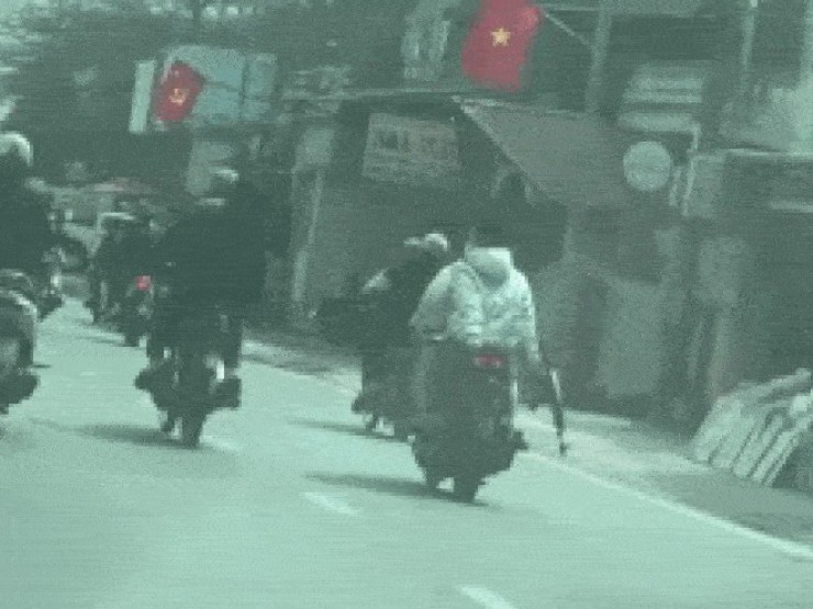 Clip: Nhóm thanh niên đi xe máy phạm luật, tay cầm vật giống vũ khí
