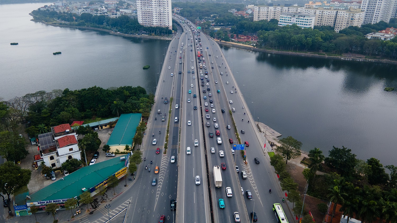 Vành đai 3 trên cao đoạn qua hồ Linh Đàm các phương tiện lưu thông khá thuận lợi