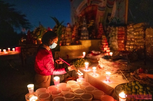 Ngay giữa ngã ba chợ, người ta còn bày một mâm cháo cúng với ý nguyện cho người âm được no đủ. Theo tục lễ sau khi tan chợ, những người còn lại sẽ mời nhau uống nước, ăn trầu, hát quan họ.&nbsp;