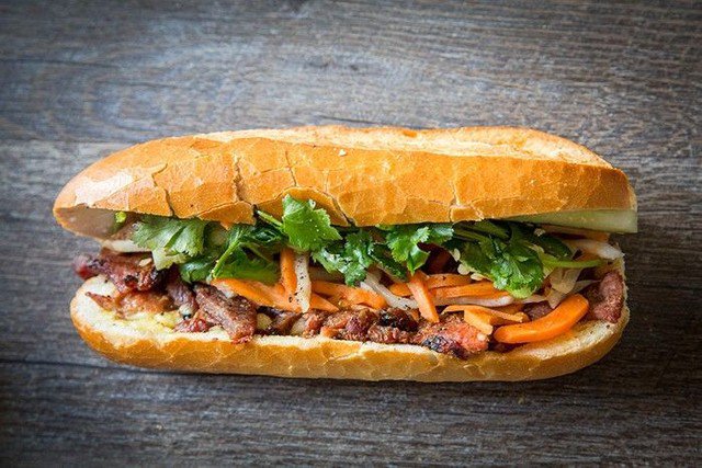 Bánh mì kẹp thịt nguội mix thịt quay (Ảnh: TL)