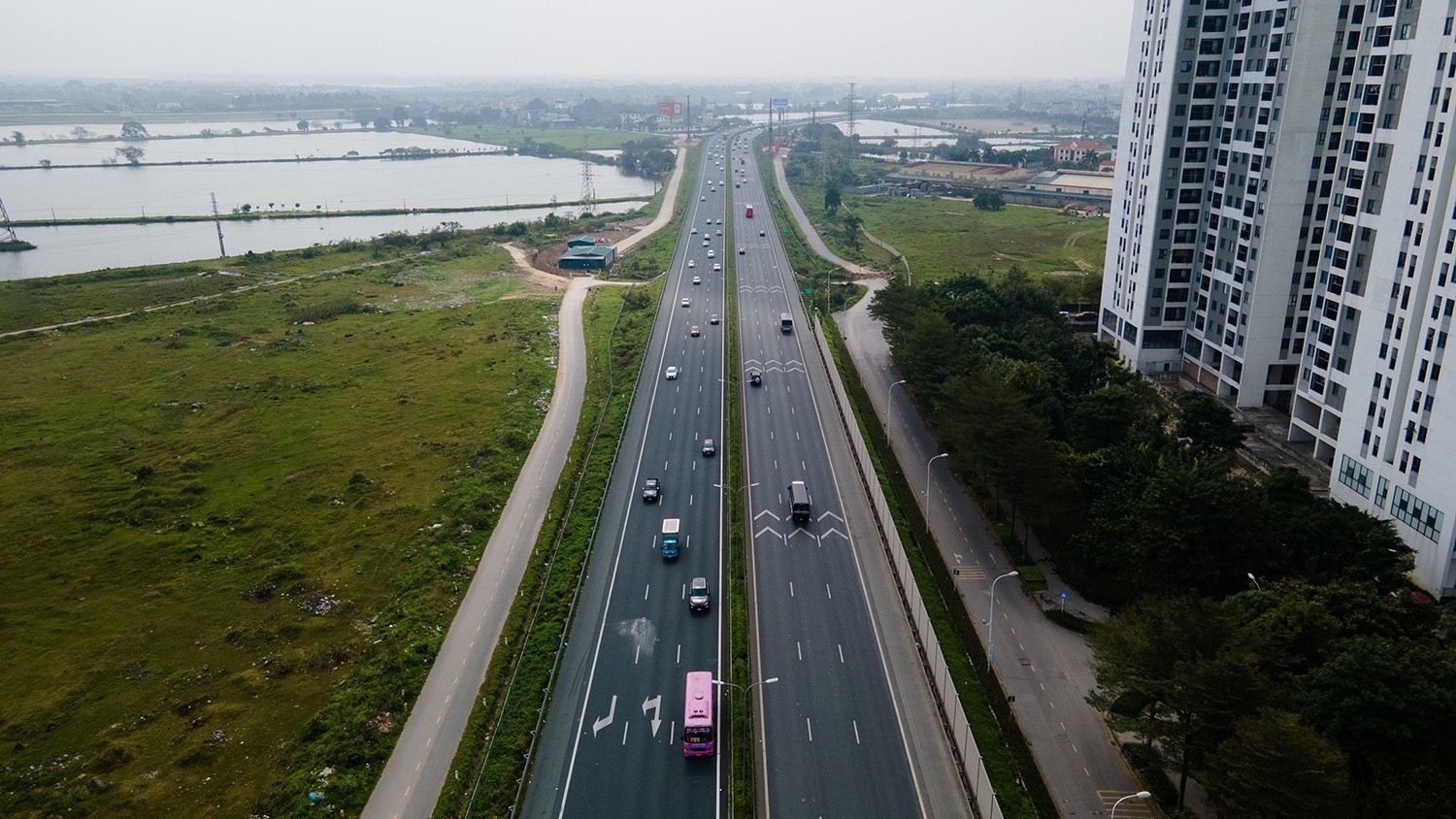 Ghi nhận của phóng viên, tại cửa ngõ phía Nam thành phố các phương tiện vẫn di chuyển bình thường, không có tình trạng tắc nghẹt kéo dài.