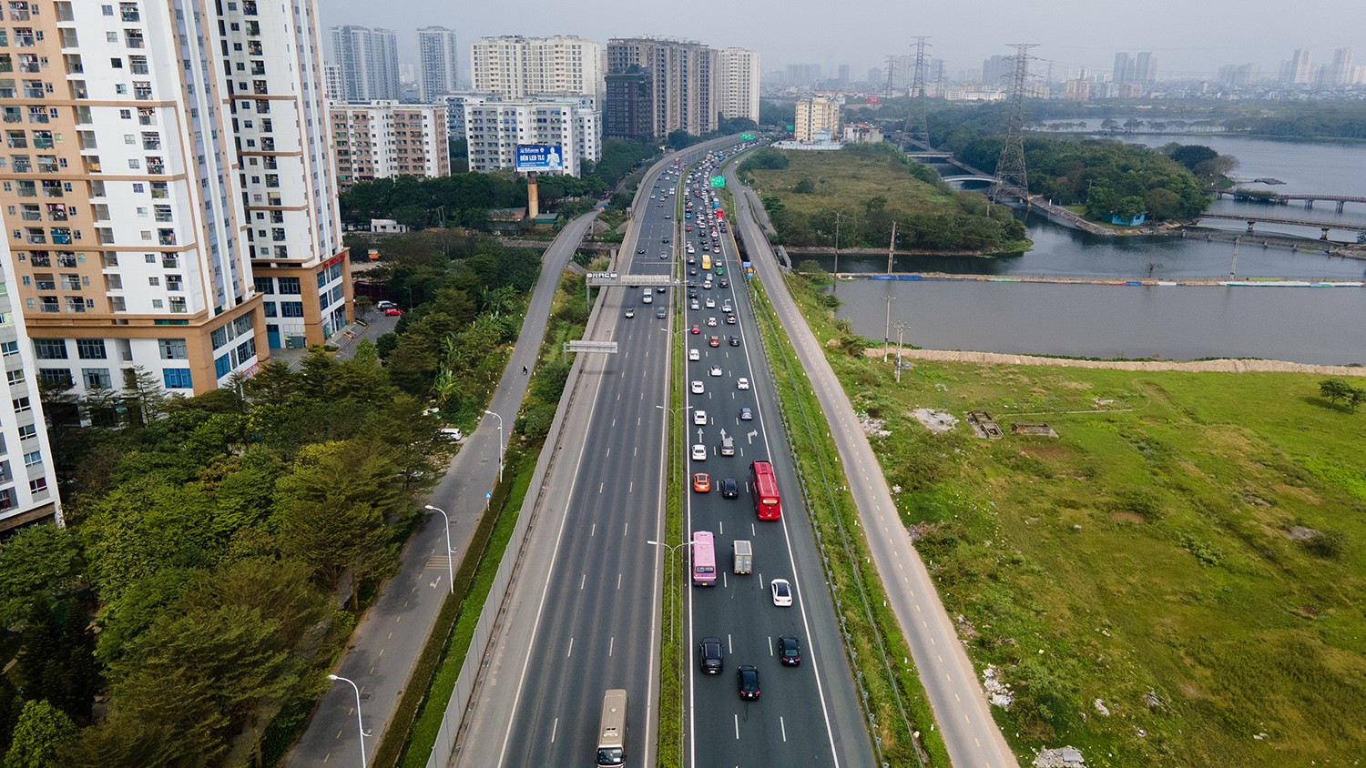 Các phương tiện giao thông di chuyển dễ dàng trên tuyến cao tốc Pháp Vân.