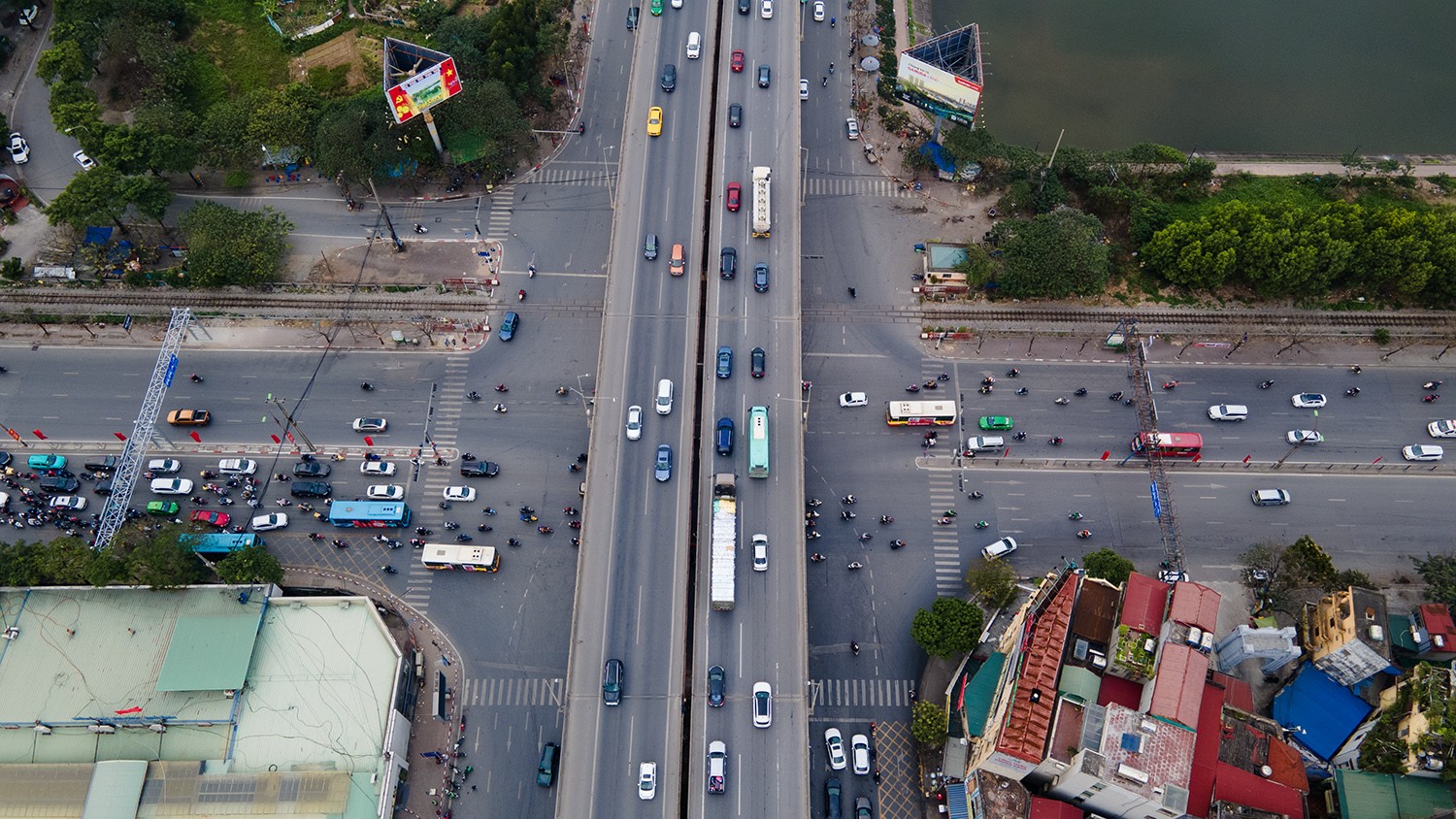 Ngã tư Ngọc Hồi giao với Giải Phóng đoạn đi qua bến xe Nước Ngầm lượng xe vừa phải, không đông đúc