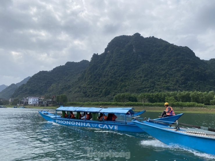 Thuyền nối đuôi, chen chúc chở khách du xuân động Phong Nha - 3