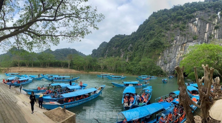 Thuyền nối đuôi, chen chúc chở khách du xuân động Phong Nha - 2